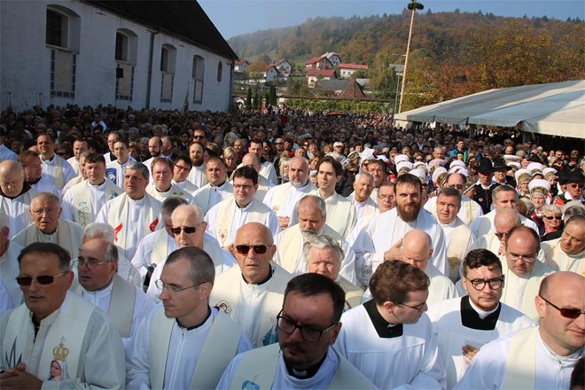 Više od 4000 vjernika živjelo Marijin poziv na hrvatsko-slovenskom hodočašću u Stični